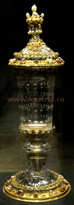 бургундский придворный кубок XV века (горный кристалл, золото, бриллианты, рубины, эмаль)