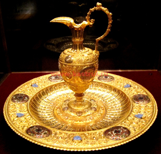 крестильный кувшин и крестильное блюдо для крещения императорских детей, XVI век (золото, эмаль)