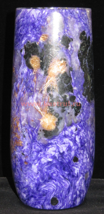 ваза из ассоциированных минералов (чароит, тинаксин и эгирин) из России
