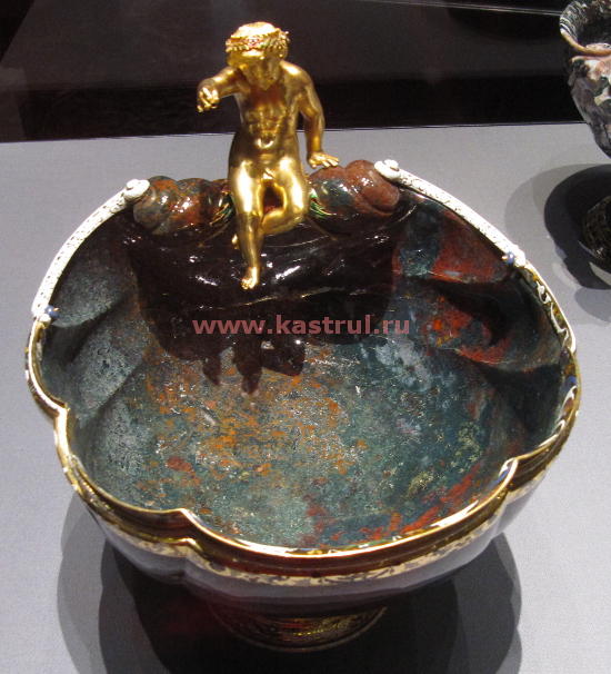 чаша в виде створки моллюска с фигуркой (яшмовый агат, золото, эмаль)
