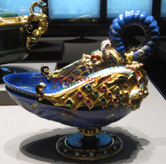 чаша в форме створки раковины с фигуркой дракона, Милан, XVI в. (ляпис-лазурь, золото, рубины, изумруды, гранаты, жемчуг)